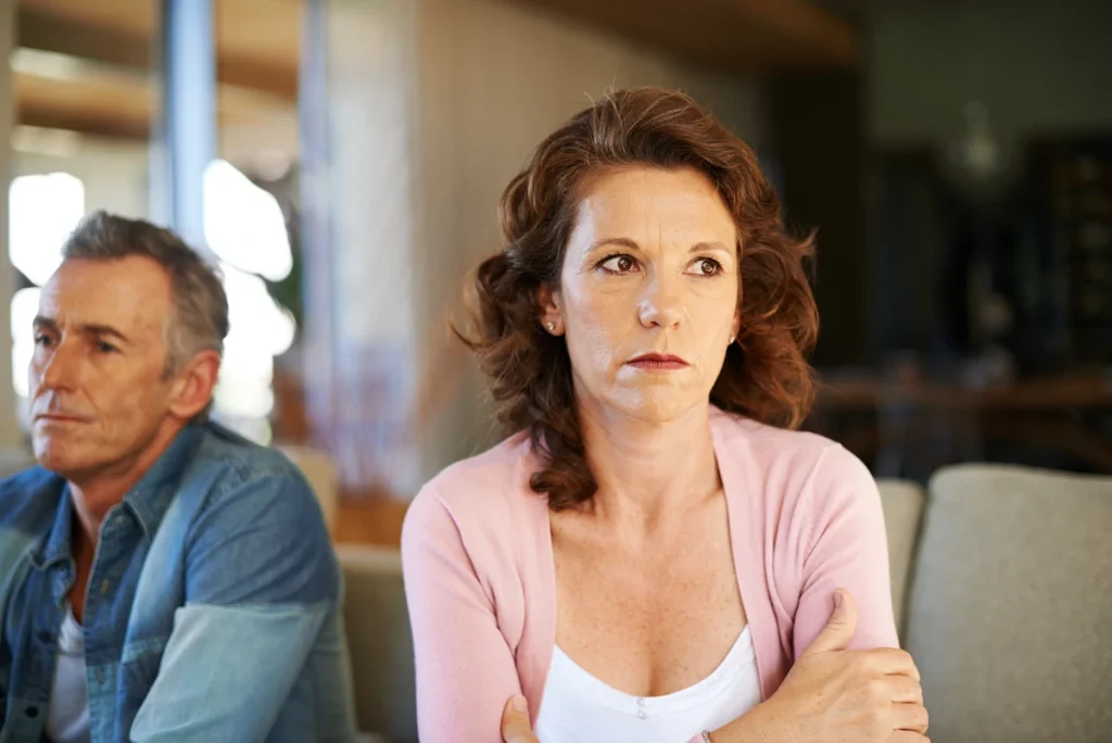 Une femme qui tourne le dos à un homme