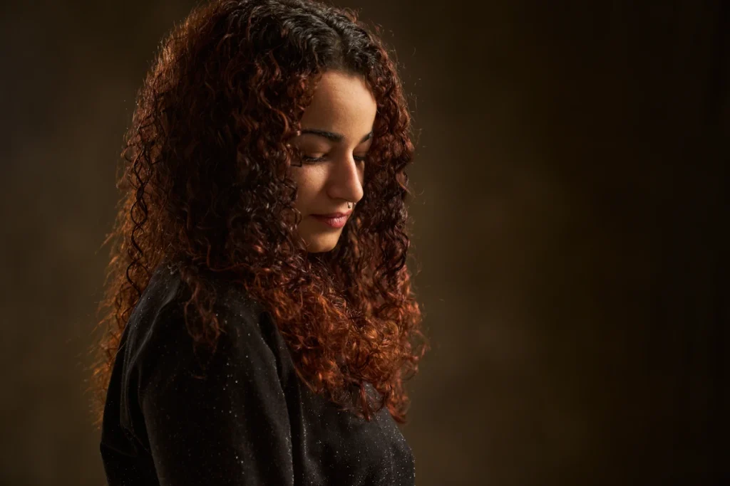 Une femme qui baisse la tête