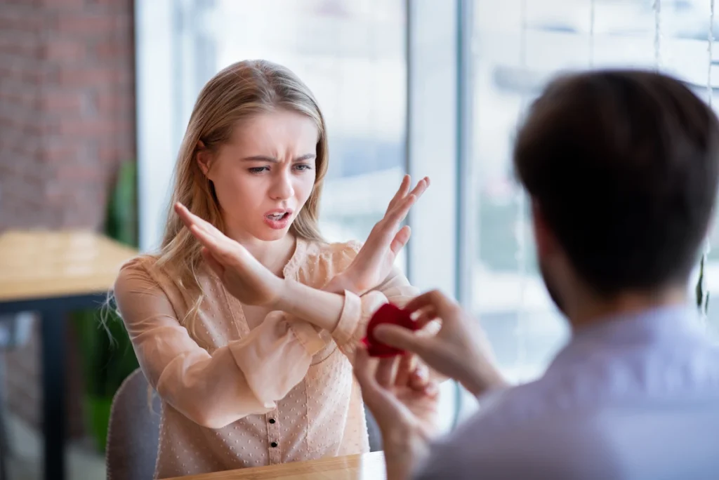 Une femme qui dit non à une demande en mariage