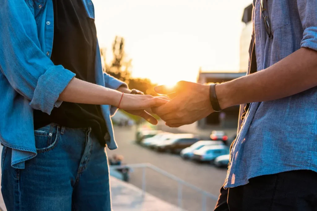 Un couple qui se prend par la main
