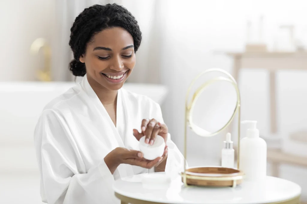 Une femme qui fait des soins de beauté