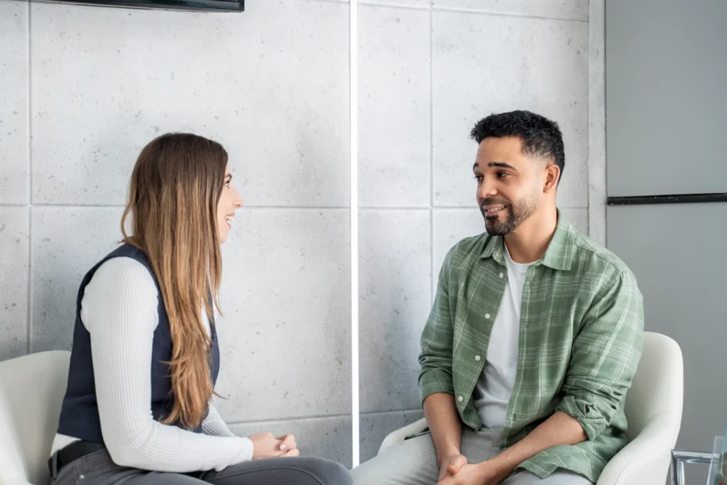 Une femme et un homme qui discute