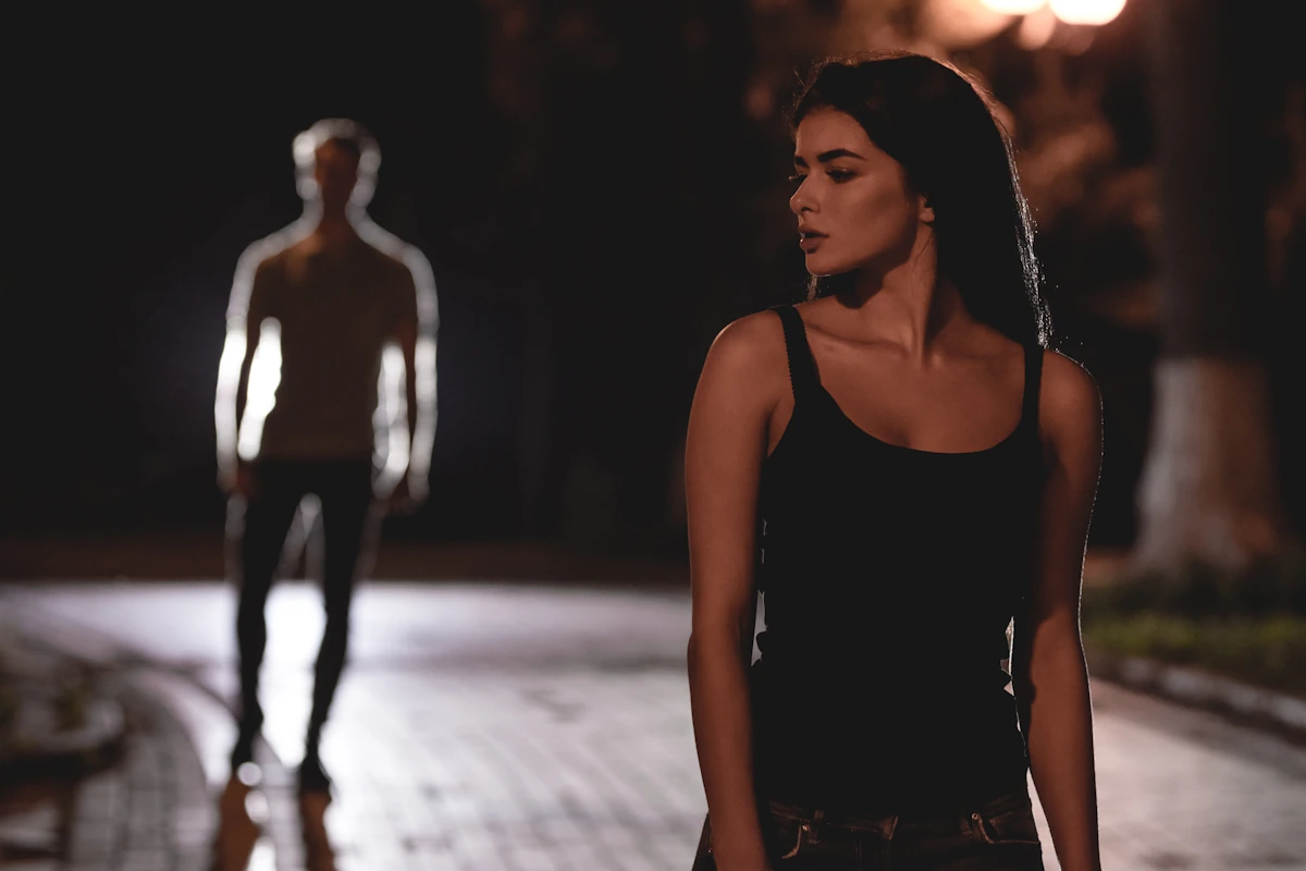 un homme qui regarde une femme s'éloigner