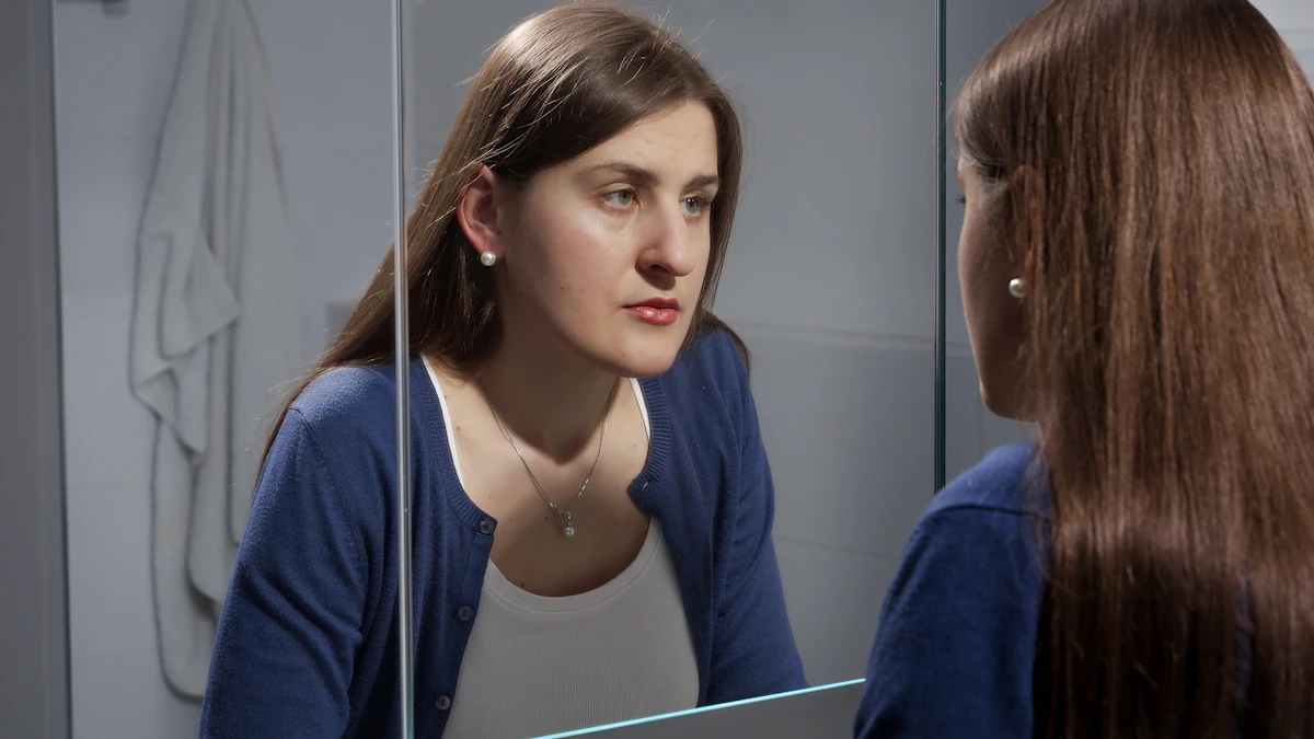 Une femme qui se regarde dans le miroir