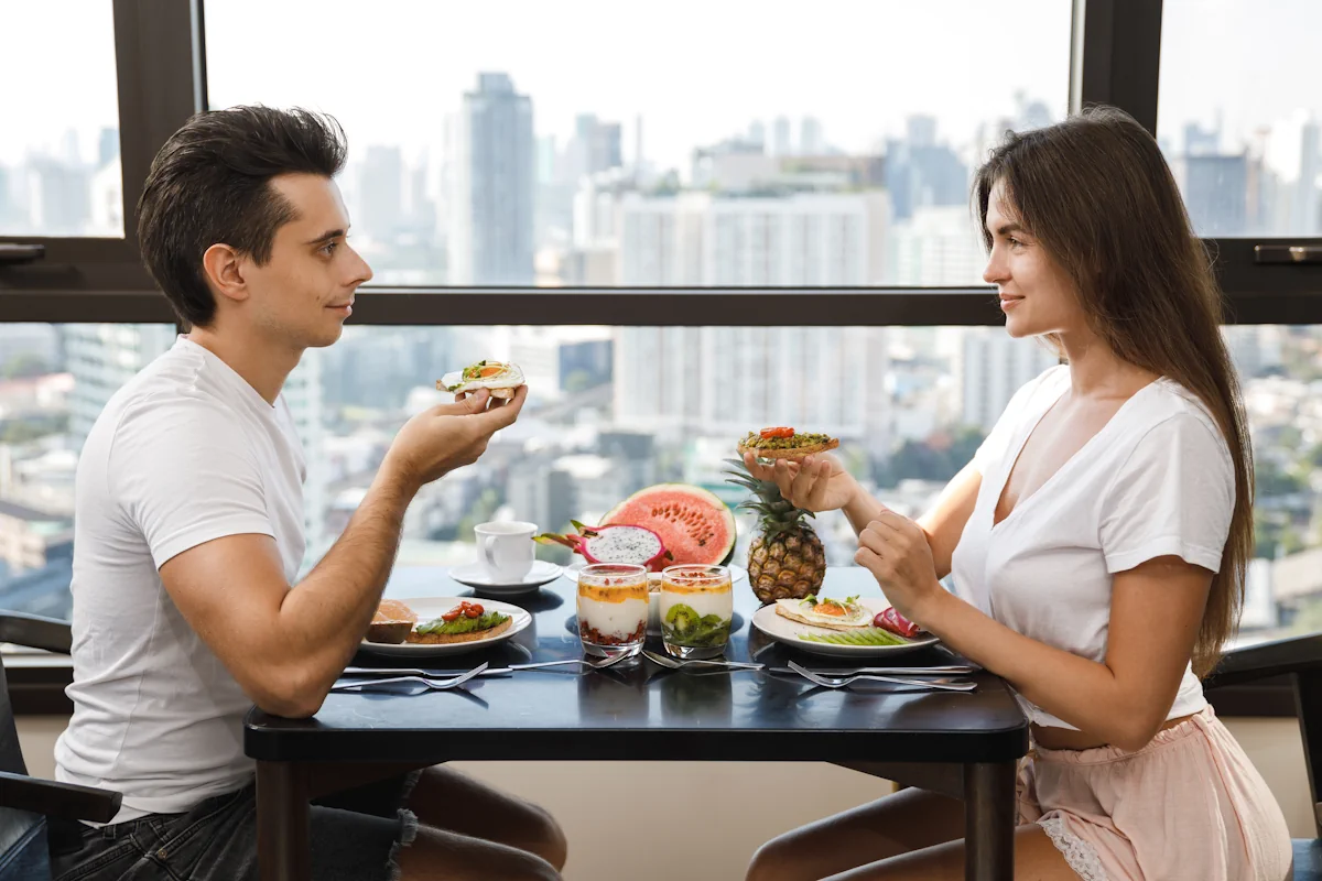 un couple qui mange ensemble