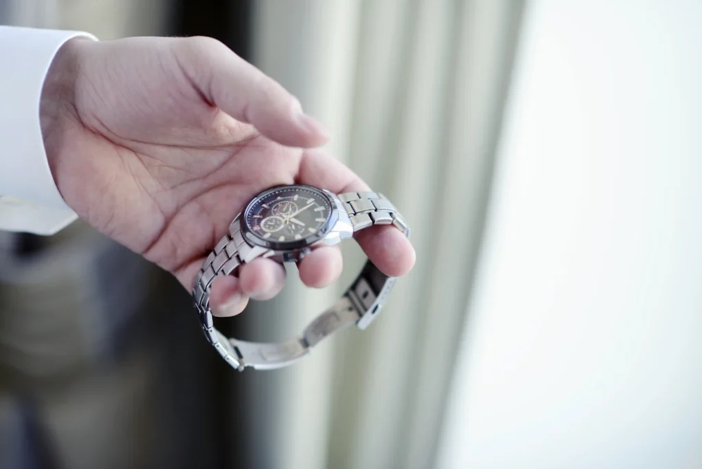 Un homme qui tient une montre dans sa main
