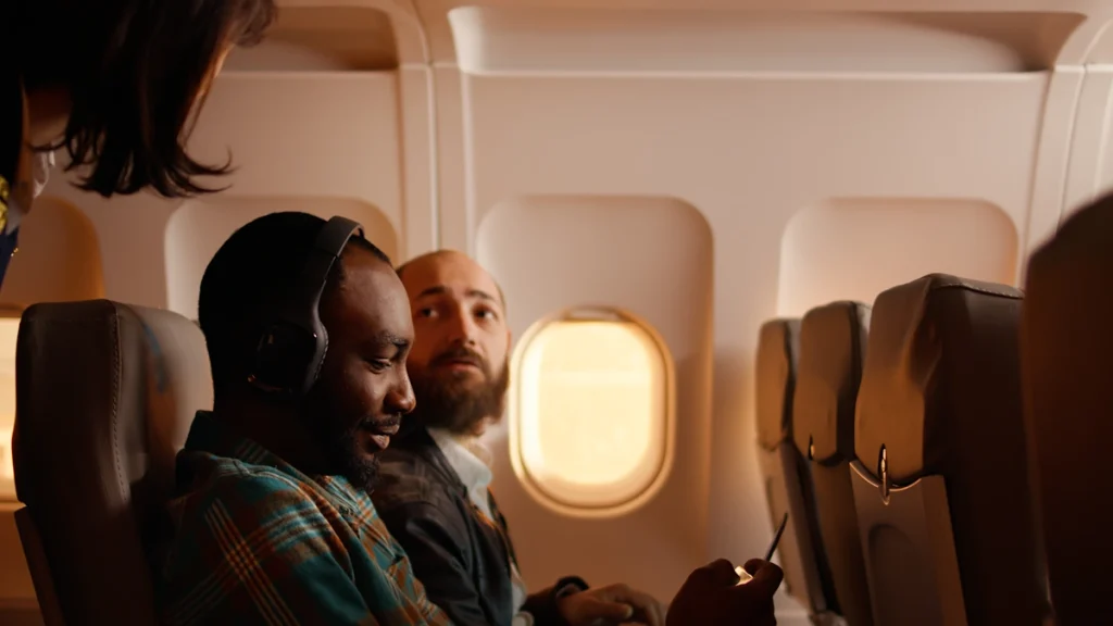 deux hommes assis dans l'avion