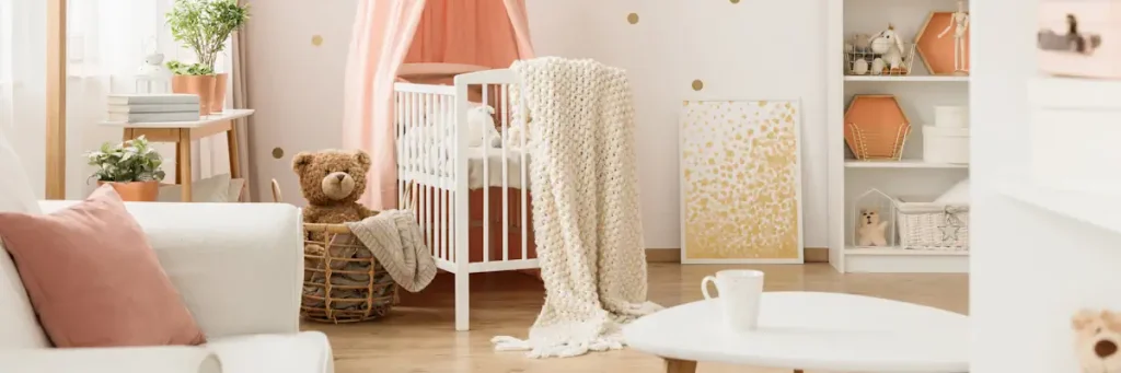 Une chambre de bébé en blanc et nude