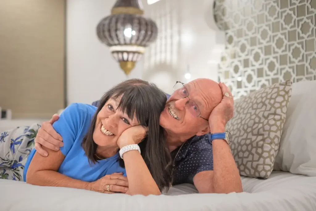Un couple de sénior dans un lit