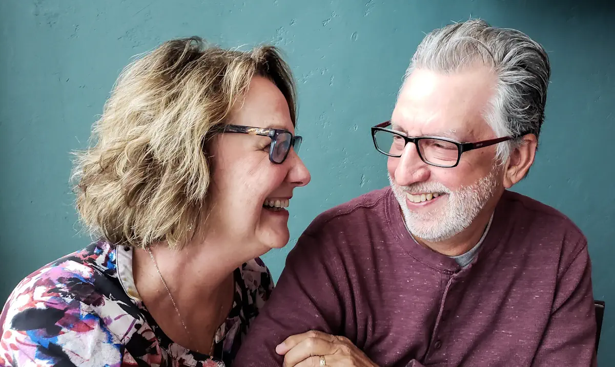 Un couple de sénior qui se regarde dans les yeux en souriant