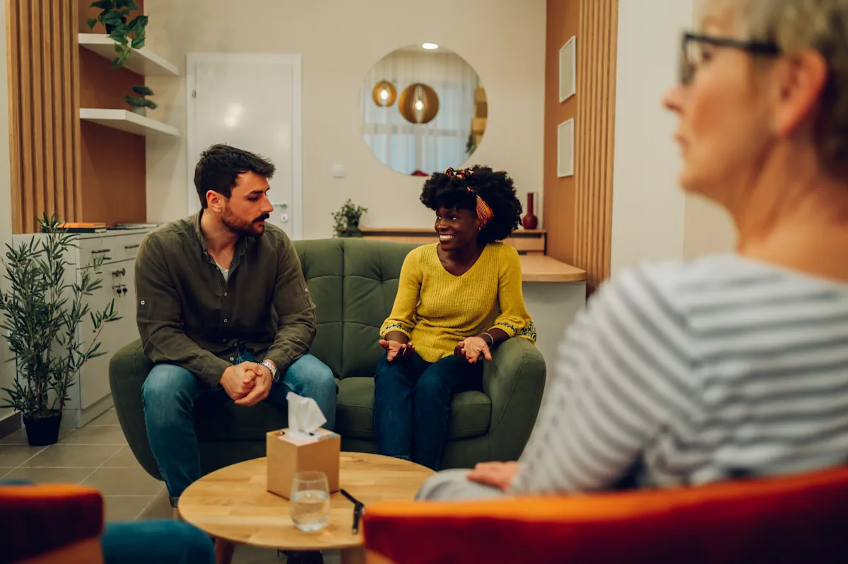 Un couple en consultation chez un professionnel
