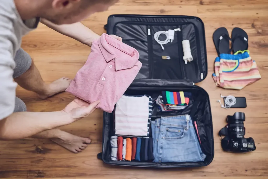 Un homme qui prépare sa valise