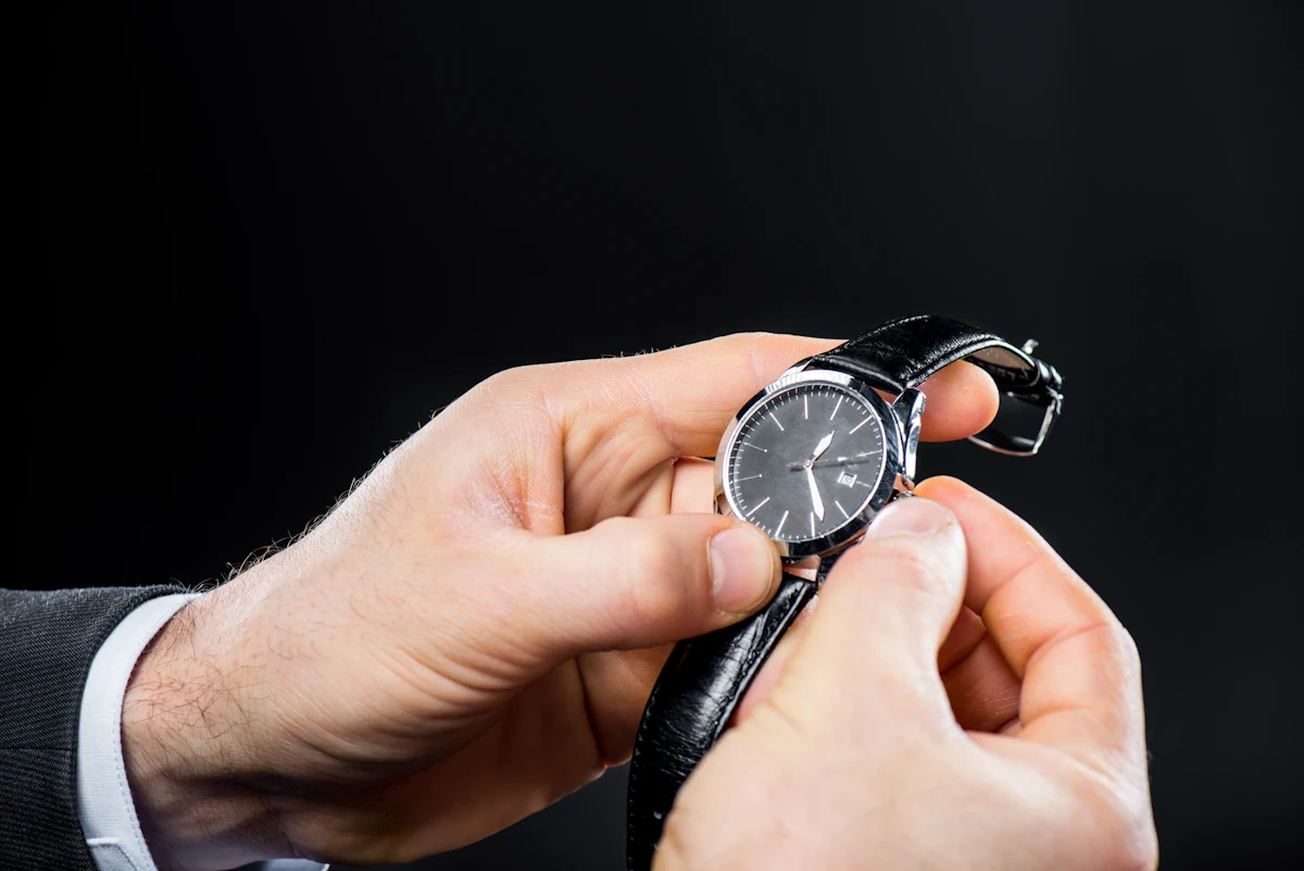 Un homme qui règle une montre