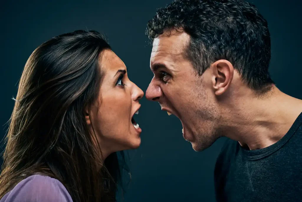 Une femme et un homme qui crient l'un contre l'autre