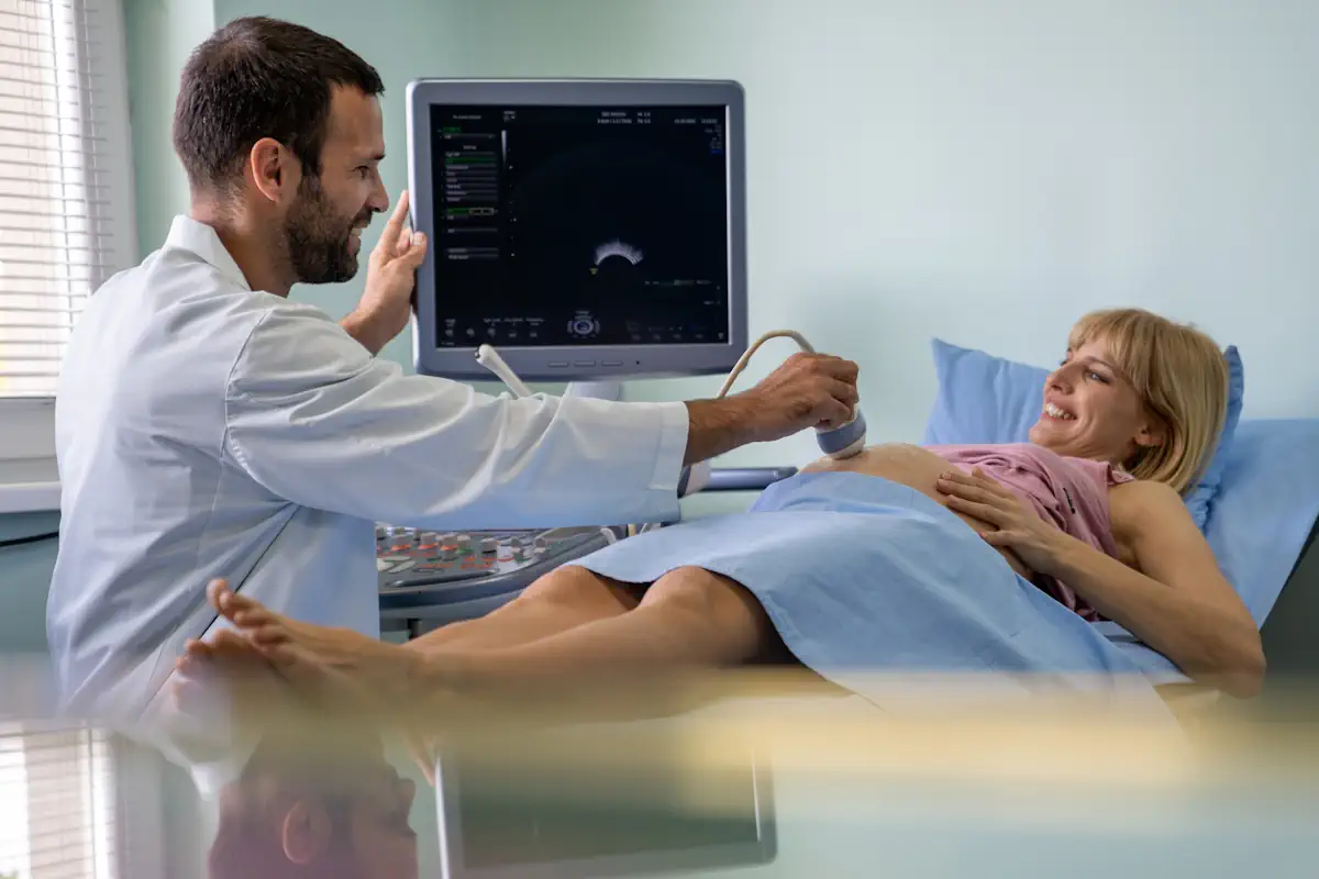 Une femme qui subit un échographie mené par un médecin