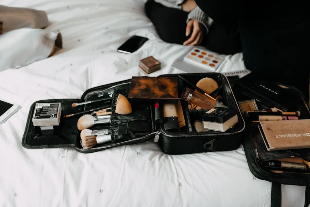 Une trousse de maquillage posée sur le lit