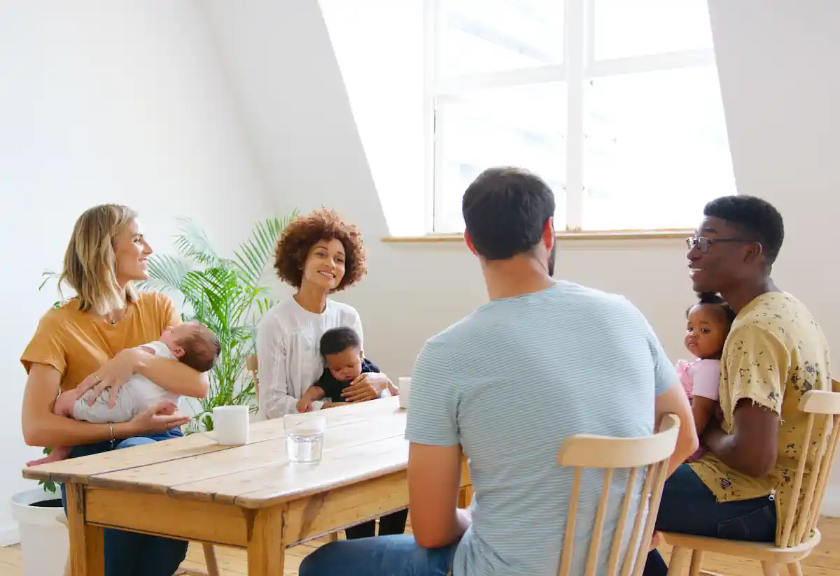 Une famille qui discute autour de la table