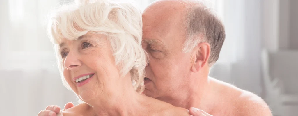Un couple de sénior qui s'embrassent