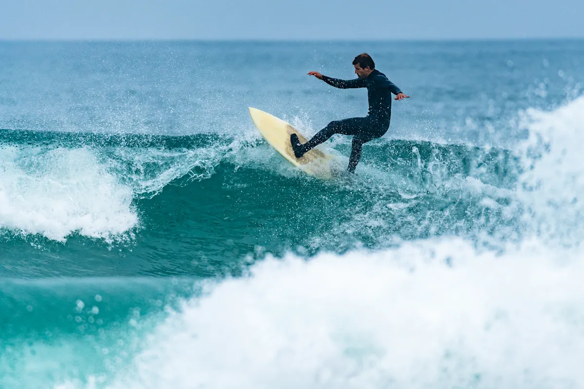 Une personne qui pratique du surf