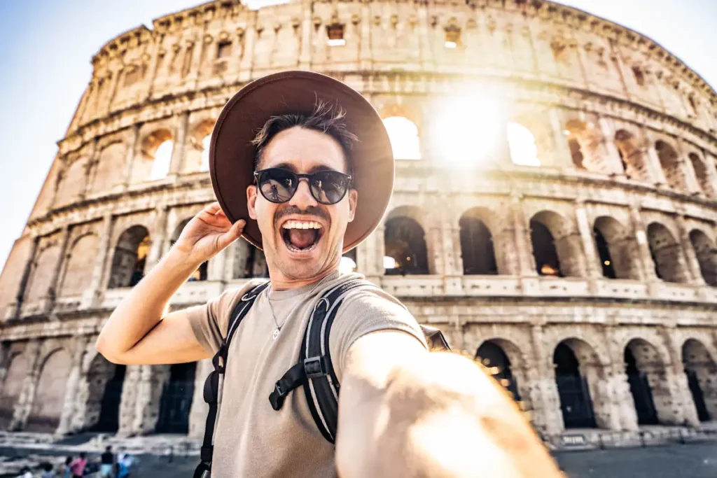 Un homme qui prend un selfie à Rome