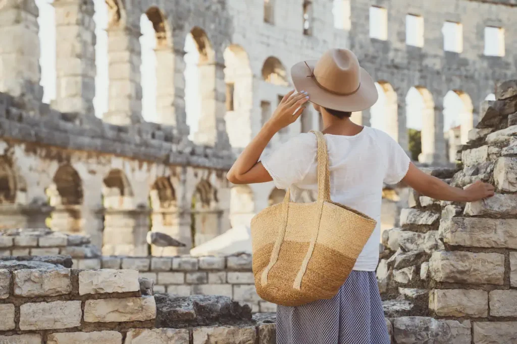 Une femme qui visite Rome