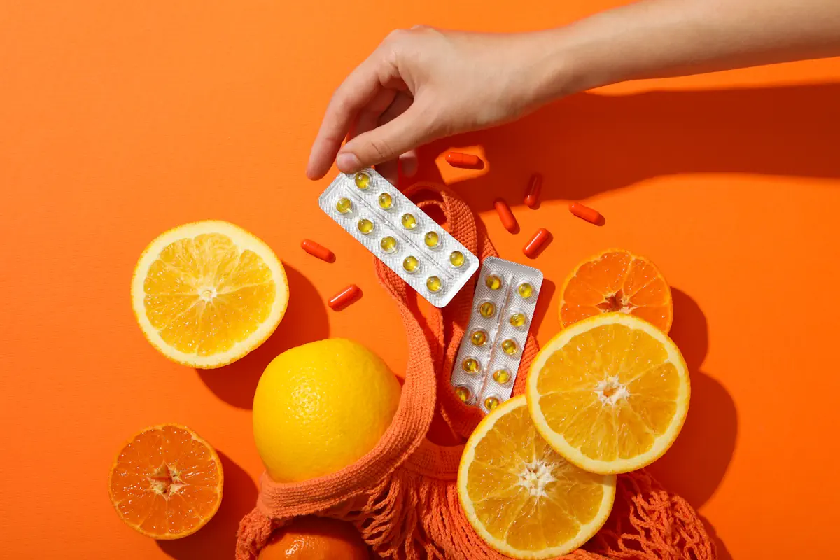 une personne qui prend une plaquette sur 2 posée sur une surface orange avec des oranges coupées en deux