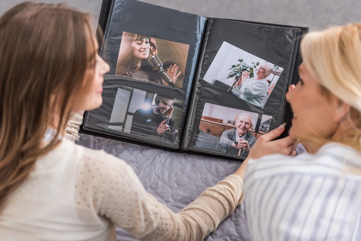 deux jeunes femmes qui regarde un album photo  ensemble