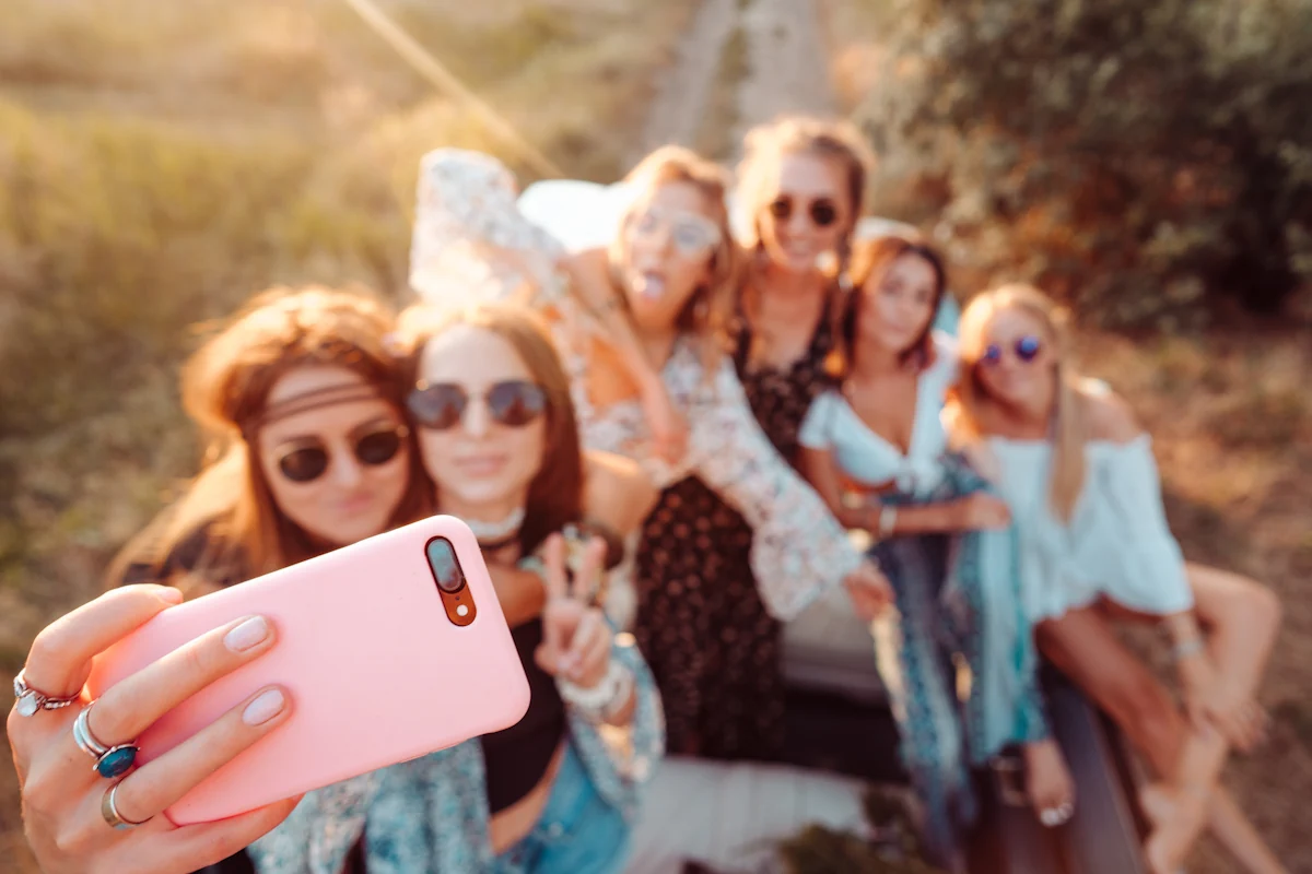 Un groupe de fille qui prend une photo