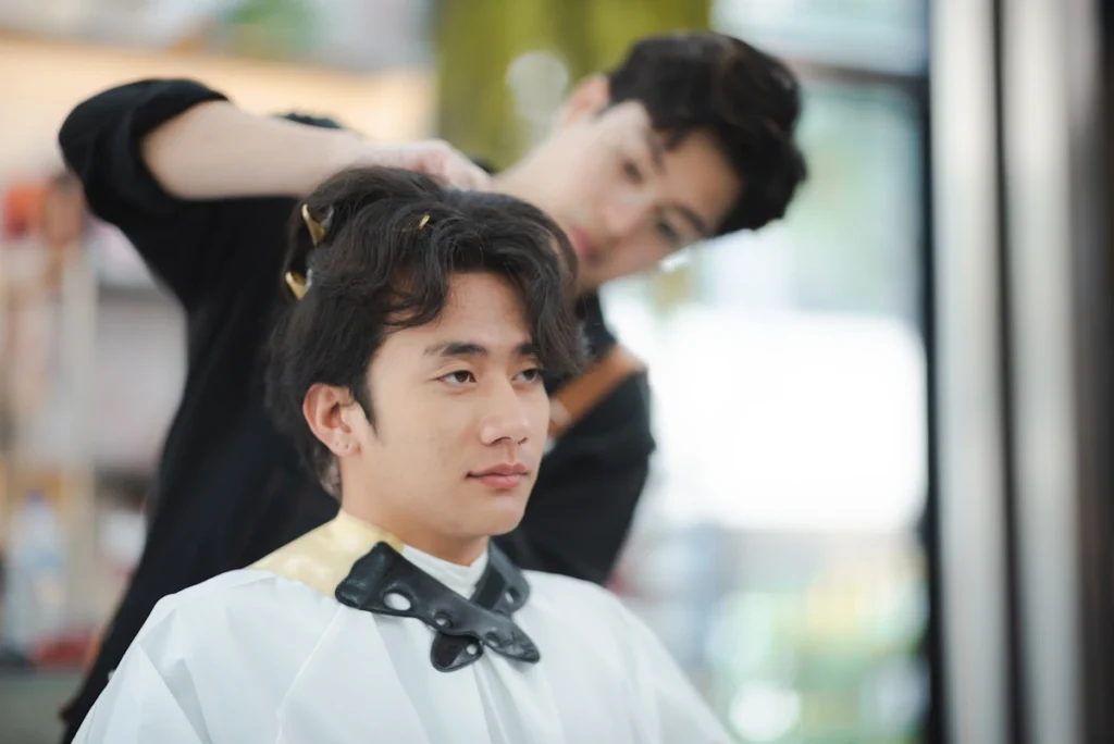 Un homme qui se fait coiffer