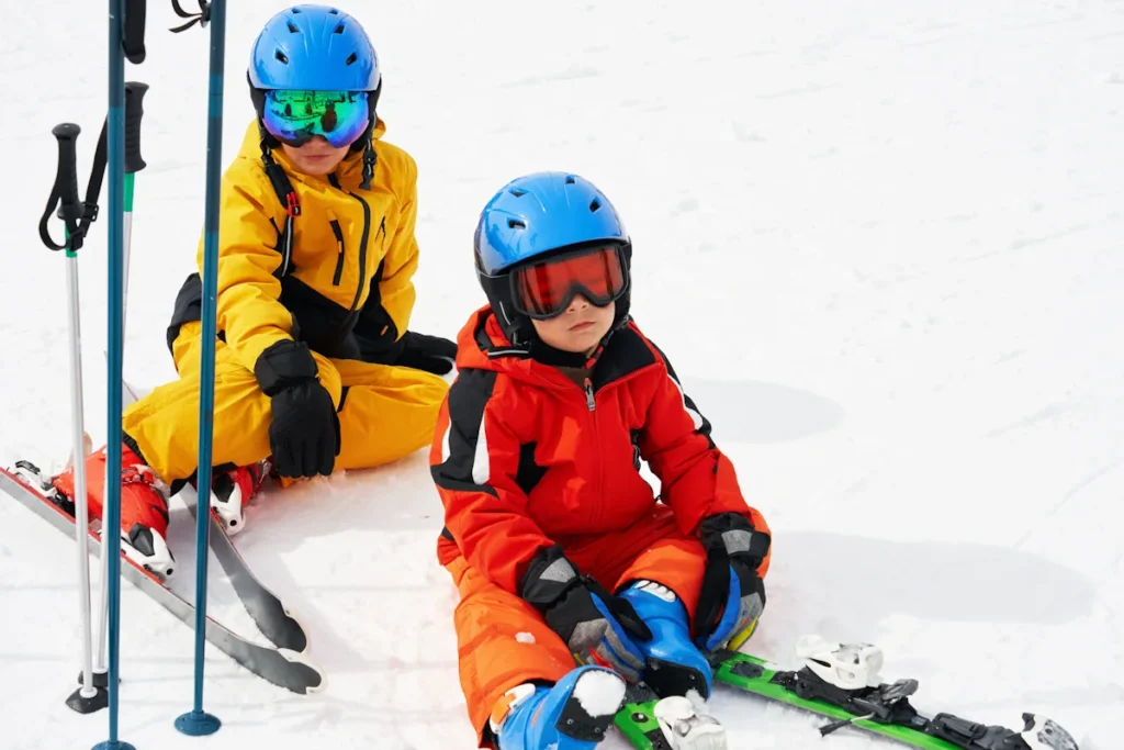 deux enfants à la montagne avec leurs affaires de skis