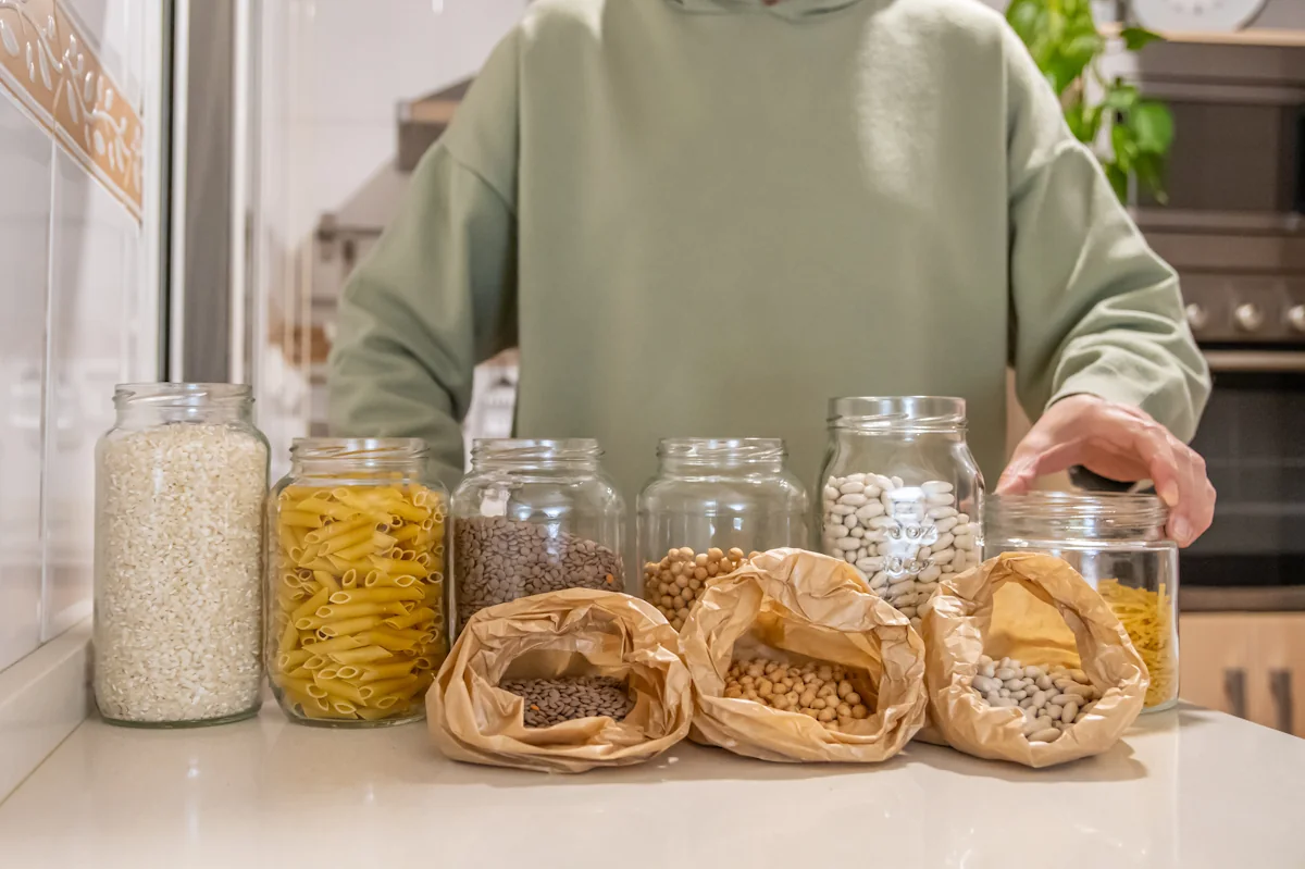 Une personne qui déballe les Courses batch cooking familial