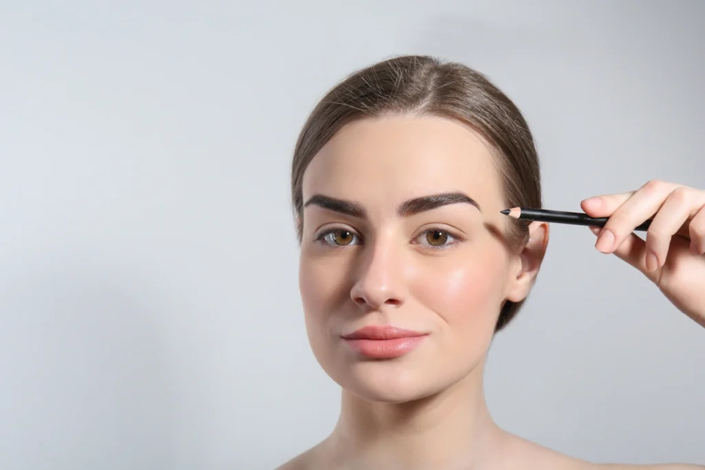 Une femme qui donne une forme à ses sourcils