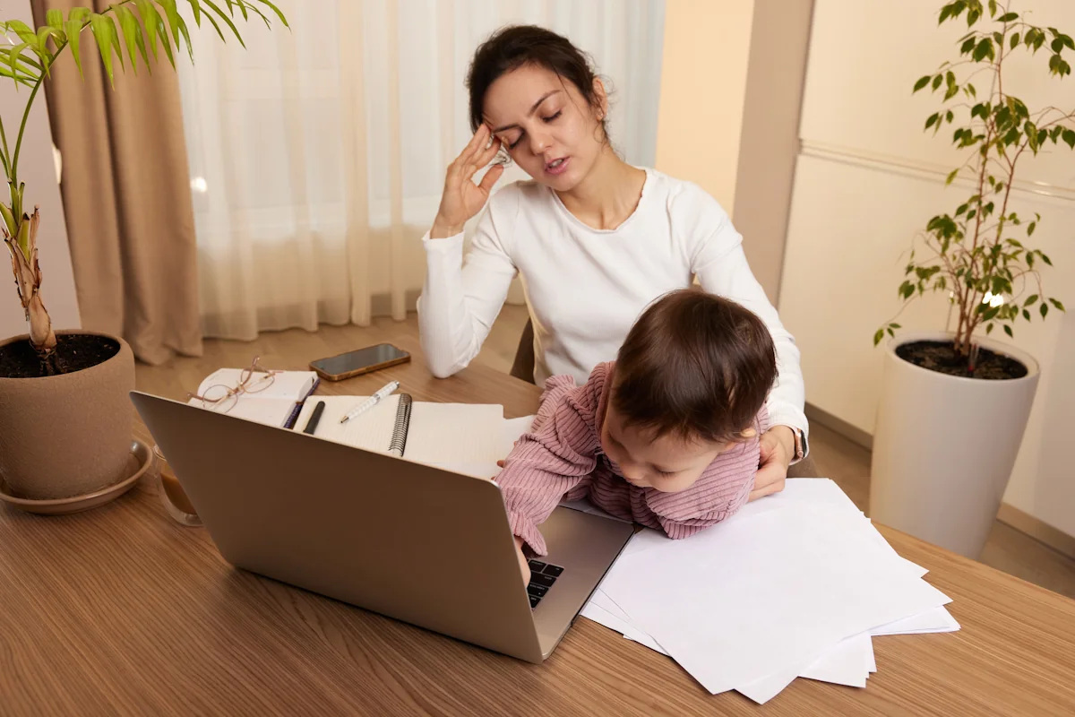 Une maman fatiguée avec une liste mentale interminable