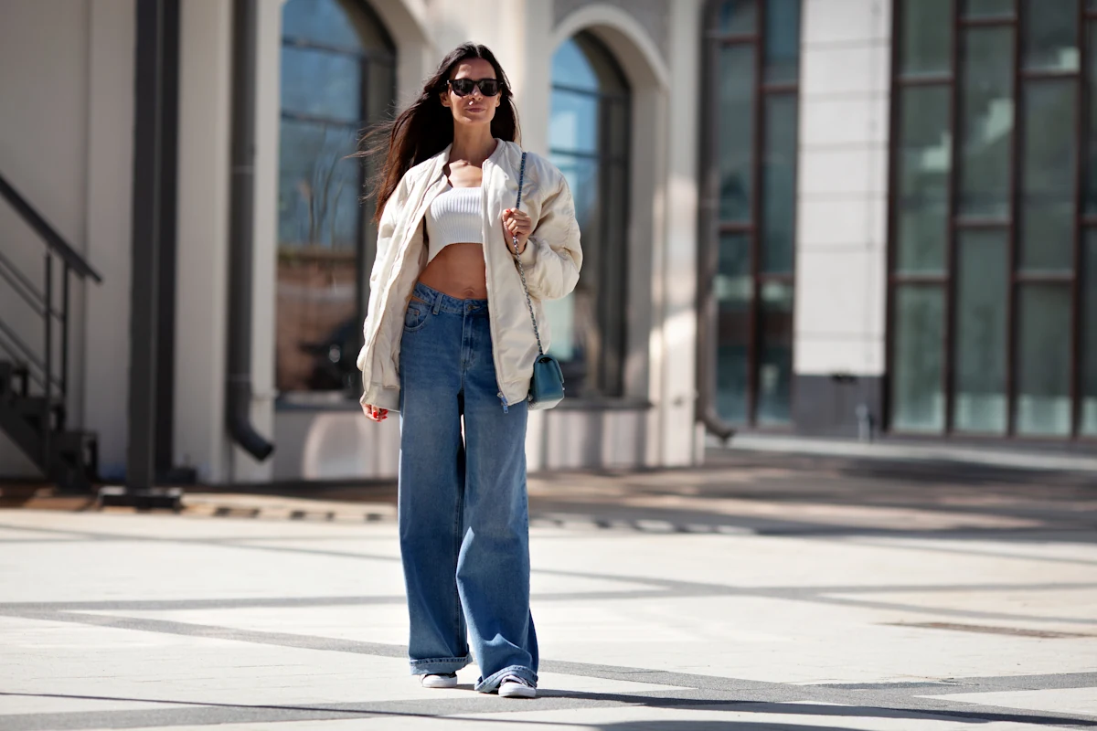 Une femme qui porte un pantalon large avec un crop top