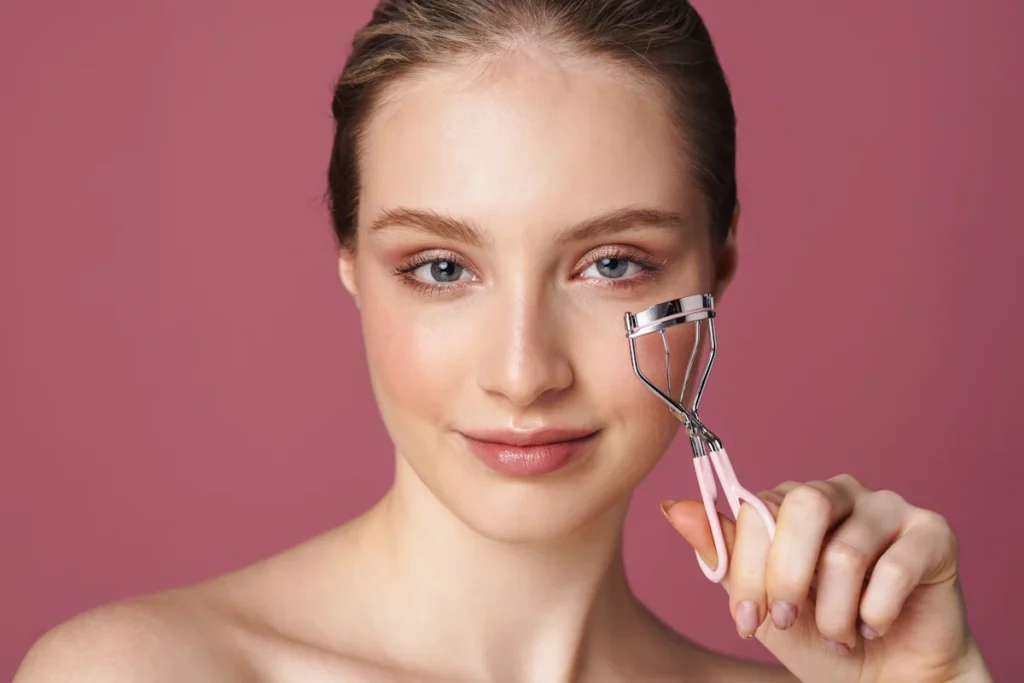 Une femme qui utilise un recourbe-cils