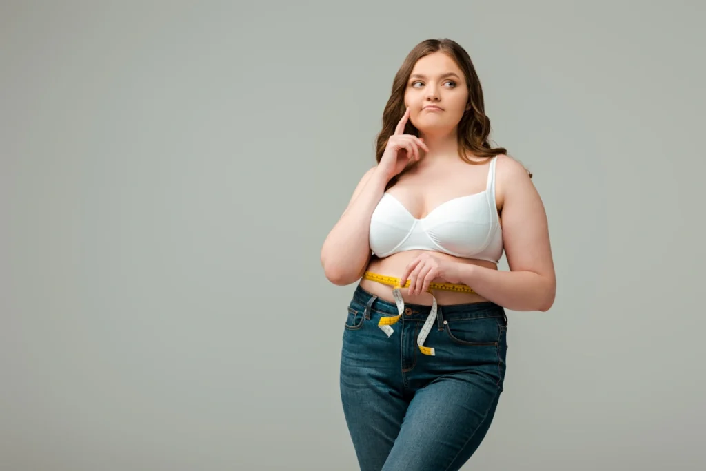 Une femme avec une morphologie en H qui mesure son tour de taille