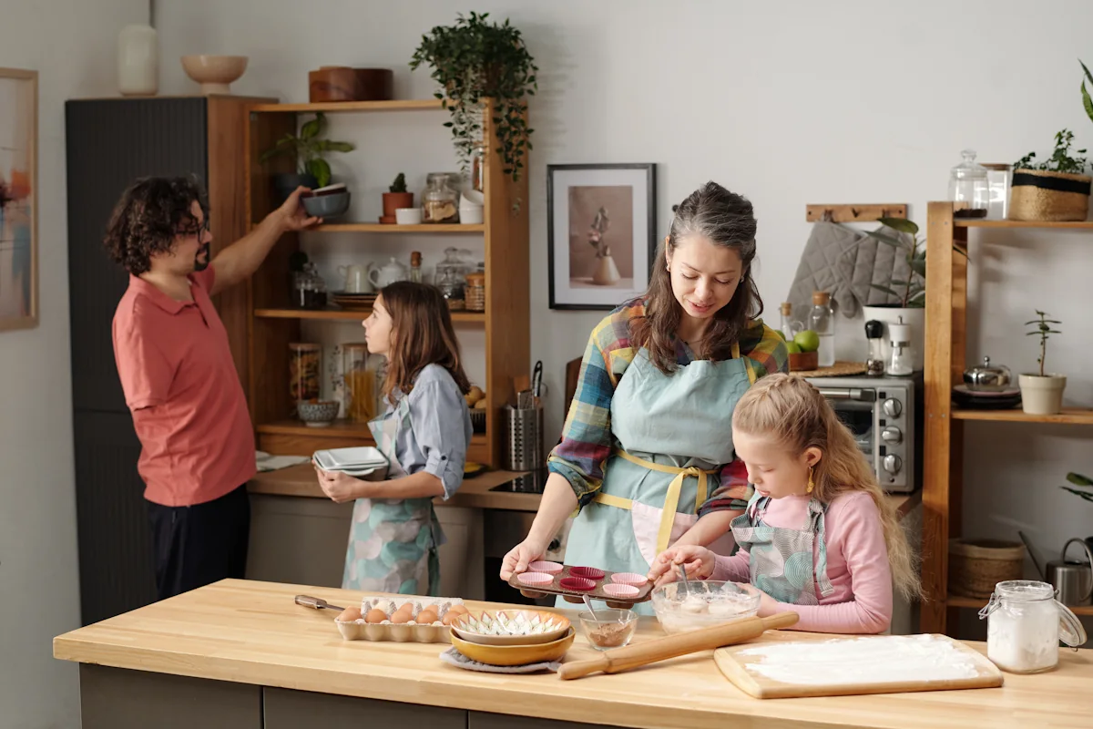 Une famille en pleine séance de batch cooking