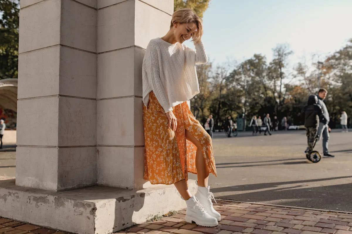 Une femme qui porte boots chunky avec pantalon large femme