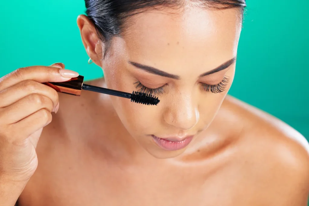 Une femme qui applique un mascara watterproof