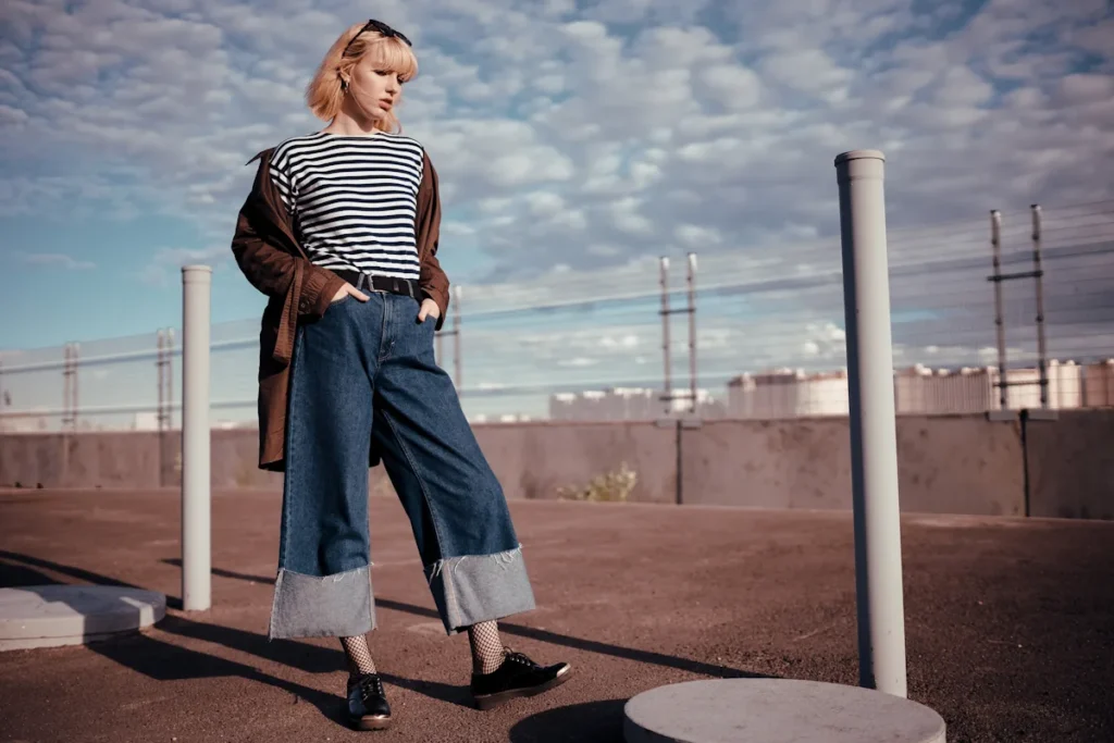 Une femme qui porte un pantalon large avec style