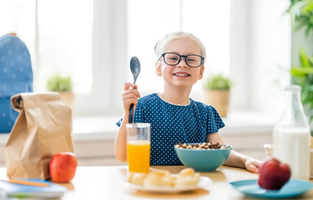 Un enfant qui prend un petit déjeuner avant l'école