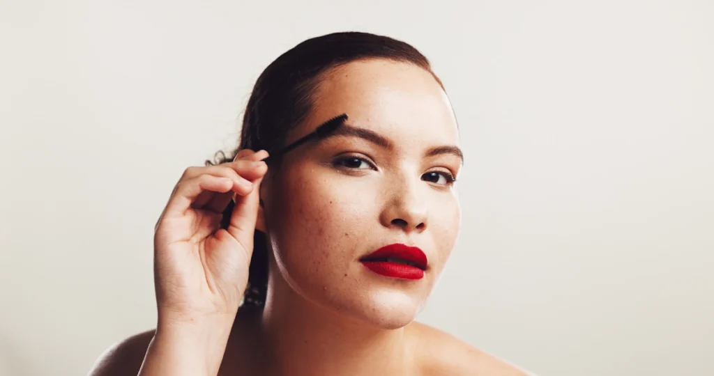 Une femme qui maquille ses sourcils