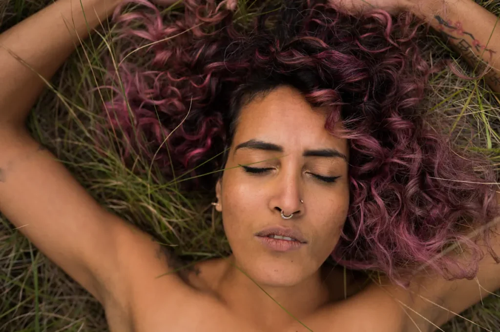 Une femme qui ferme les yeux