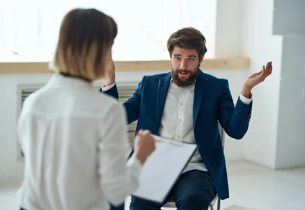 Un homme qui discute avec une femme